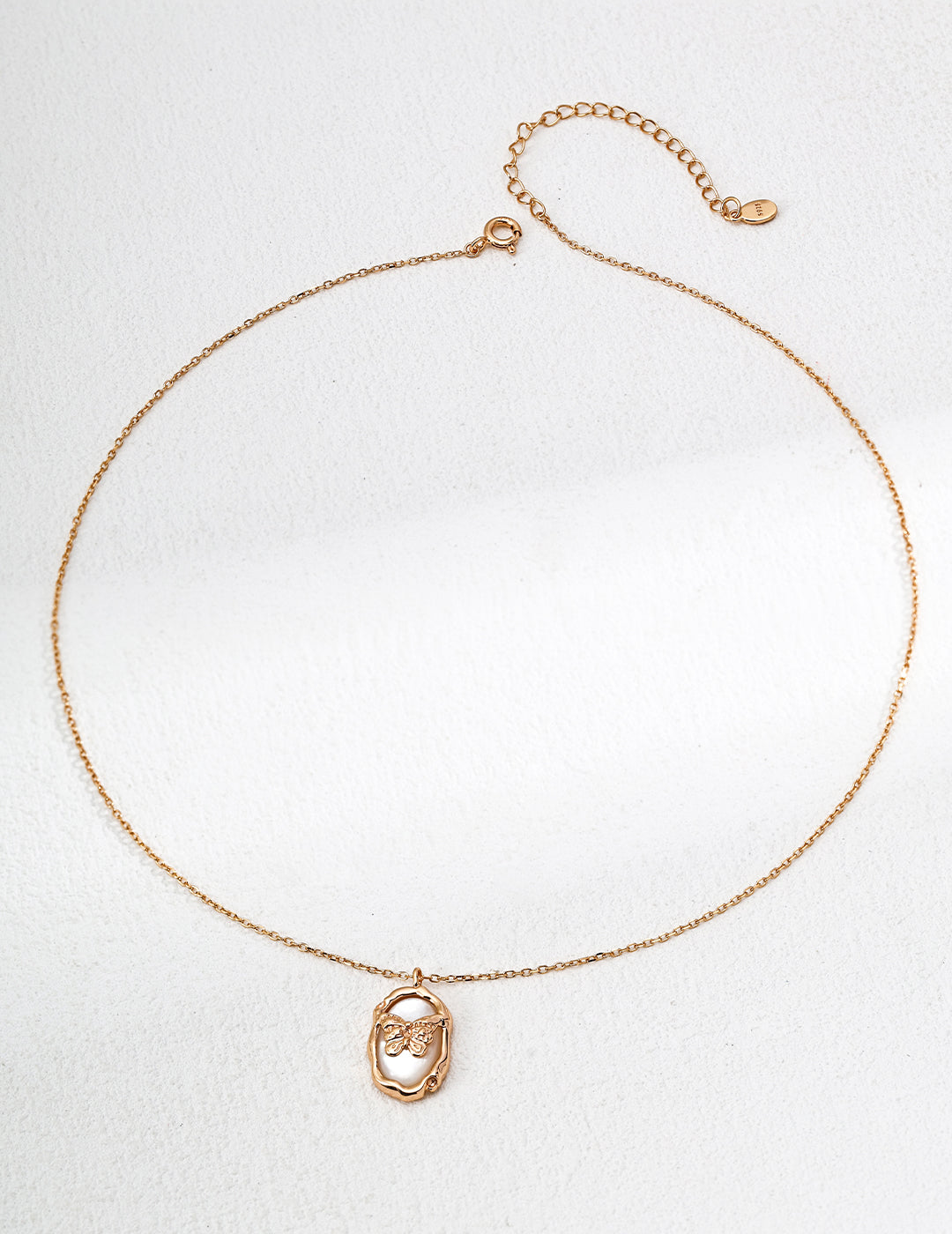 S925 silver stylish mother of pearl pendant necklace, designed for a modern and chic look with the natural elegance of mother of pearl. Perfect for those seeking unique, handcrafted silver jewelry that adds sophistication to any outfit.