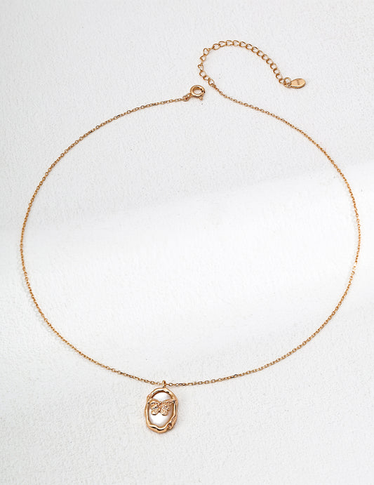 S925 silver stylish mother of pearl pendant necklace, designed for a modern and chic look with the natural elegance of mother of pearl. Perfect for those seeking unique, handcrafted silver jewelry that adds sophistication to any outfit.