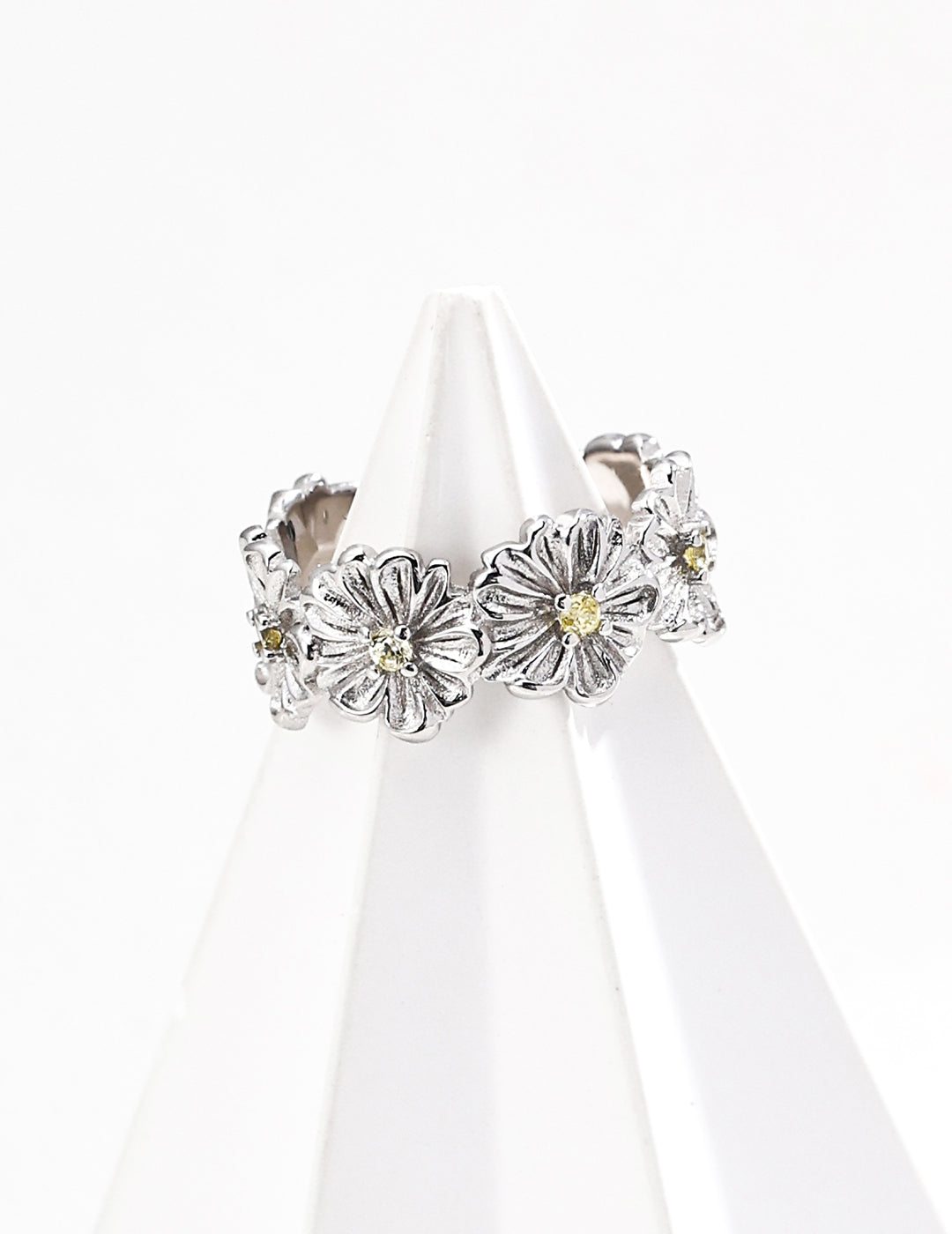 S925 silver fashion zircon ring, crafted to deliver a stylish and sparkling touch. Ideal for adding elegance to any occasion, featuring a dazzling zircon stone.