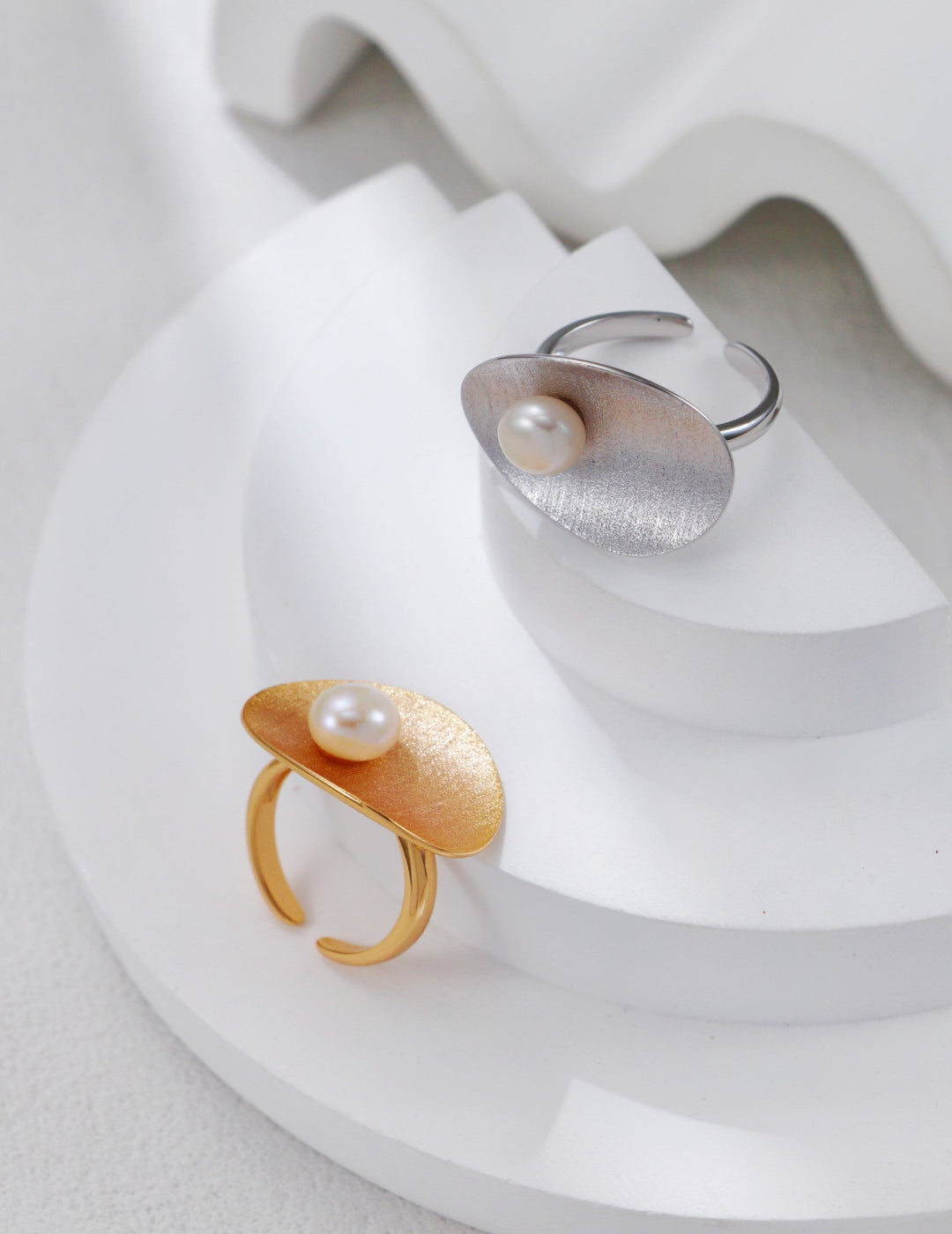 S925 silver textured pearl ring, designed with a unique textured finish and a lustrous pearl. A perfect blend of modern design and classic elegance.
