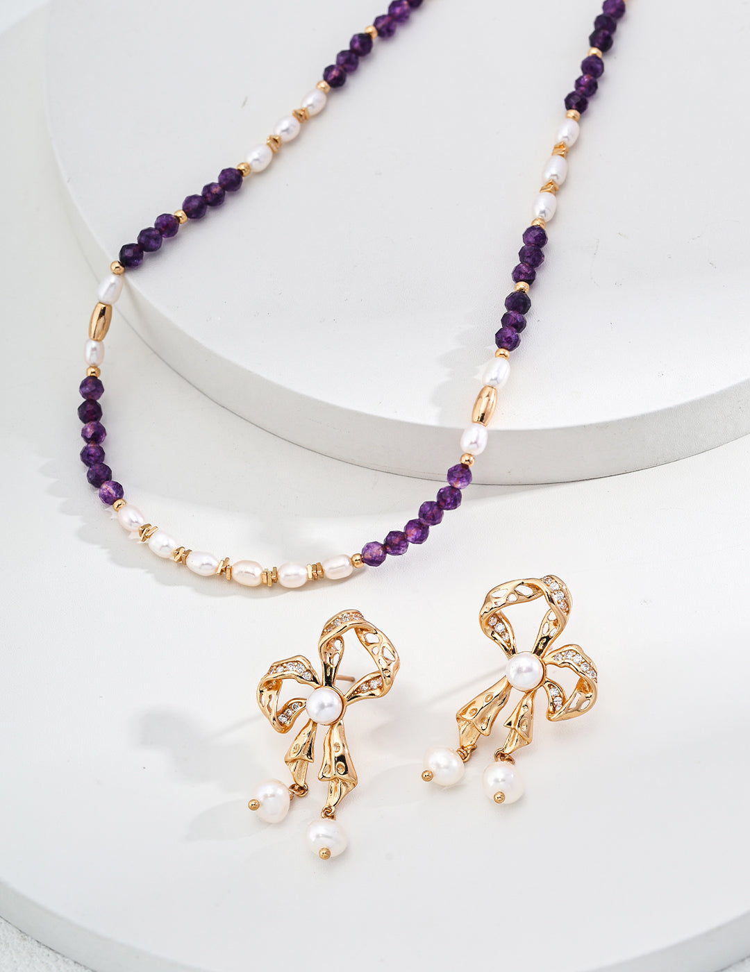 This S925 silver vintage necklace features a stunning combination of amethyst and freshwater pearls, creating a timeless and elegant design. The rich purple hue of the amethyst complements the natural, lustrous pearls, making this necklace perfect for both casual and formal occasions. Ideal for those who appreciate high-quality, handcrafted jewelry with vintage charm and natural beauty.