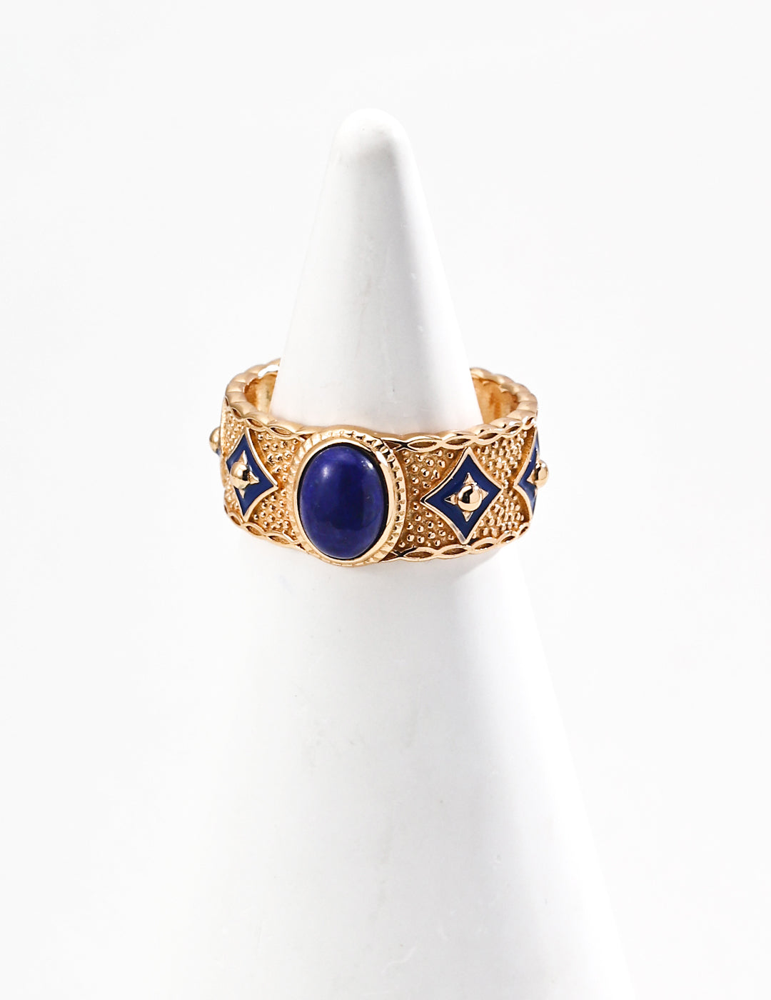 This vintage-inspired S925 silver ring features a beautiful combination of blue enamel, lapis lazuli, and mother of pearl. The vibrant blue hues of the lapis lazuli contrast beautifully with the iridescent glow of the mother of pearl, creating a timeless, sophisticated design perfect for any occasion.