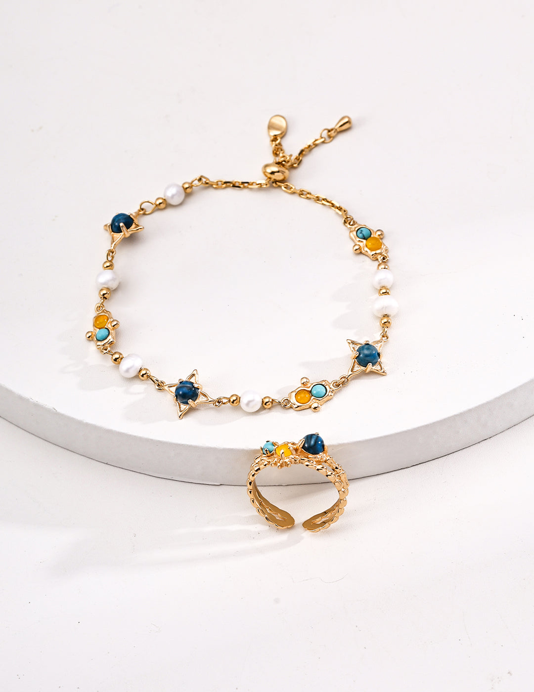 This S925 silver vintage bracelet features a beautiful combination of freshwater pearls, turquoise, and chalcedony, creating a timeless design with vibrant gemstone accents. The blend of these natural elements offers a unique and elegant look, making it the perfect accessory for both casual and formal occasions. Ideal for those who appreciate high-quality, handcrafted jewelry with a vintage charm and nature-inspired beauty.