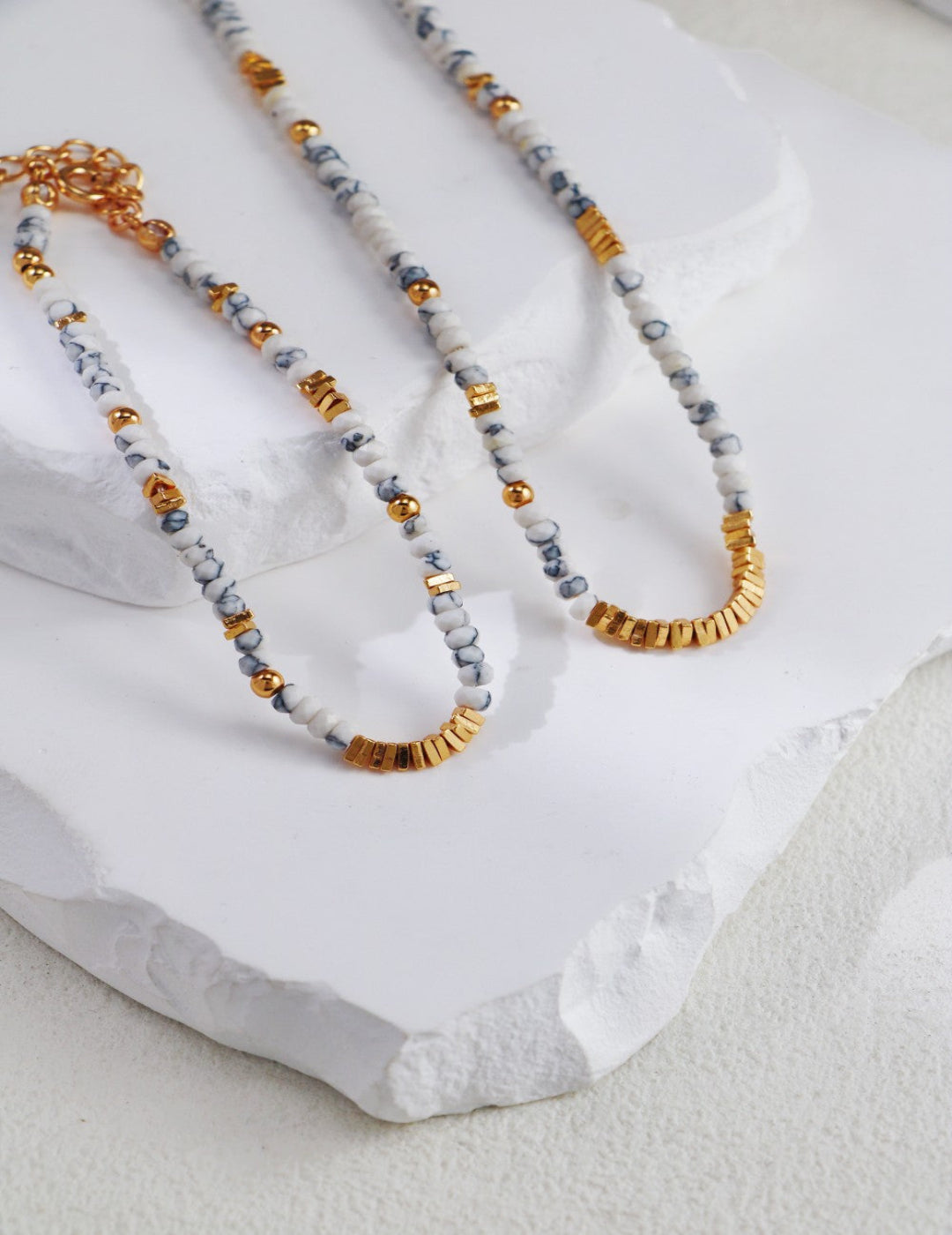 This S925 silver bracelet features a vintage gold flake design, complemented by silver accents and a beautiful white stone, offering a sophisticated and timeless look. The combination of vintage gold and natural elements creates a unique accessory perfect for adding elegance to both casual and formal outfits. Ideal for those who appreciate high-quality, handcrafted jewelry with a vintage touch and nature-inspired beauty.