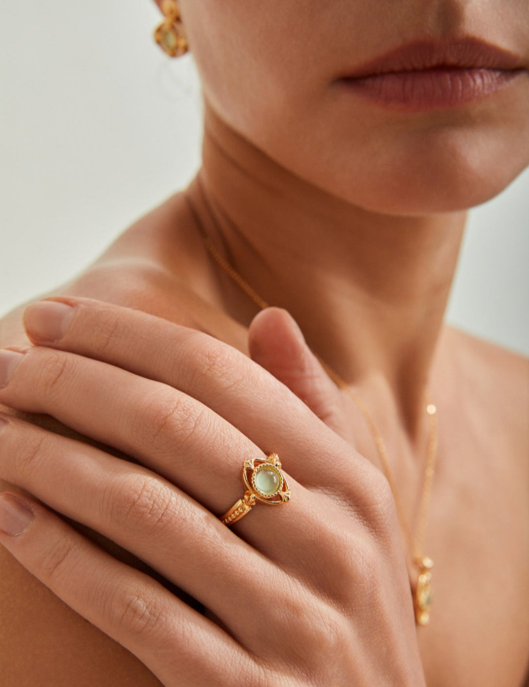 This S925 silver vintage gold ring features a stunning combination of grape agate and chalcedony, offering a perfect blend of natural beauty and timeless elegance. The vintage gold setting adds a touch of sophistication, making this ring an ideal choice for those who appreciate unique, high-quality jewelry. A versatile accessory that pairs beautifully with both casual and formal outfits, it captures the essence of classic design with a modern twist.
