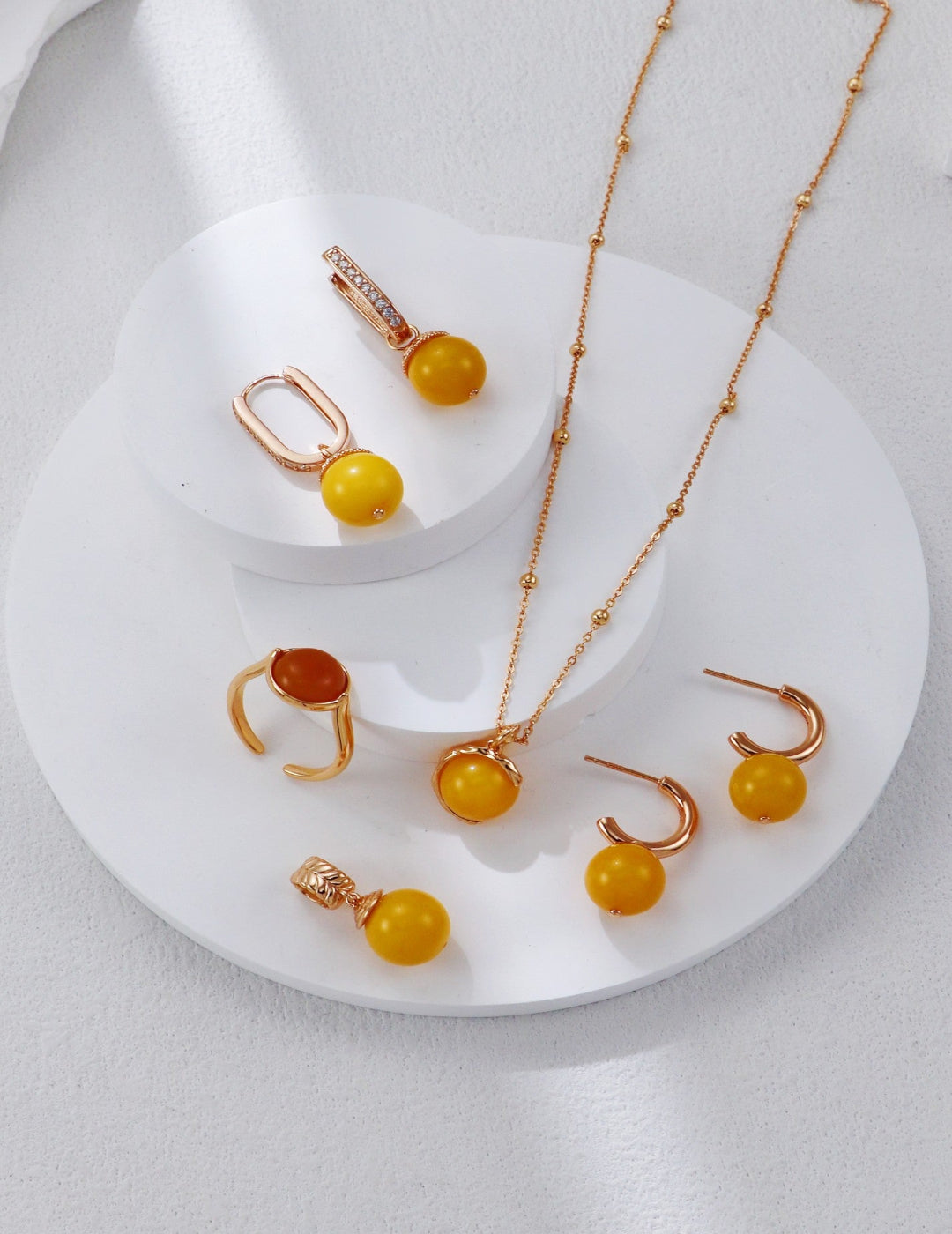 Elegant S925 silver necklace featuring a warm honey amber stone with vintage gold detailing, ideal for classic and retro gemstone jewelry lovers
