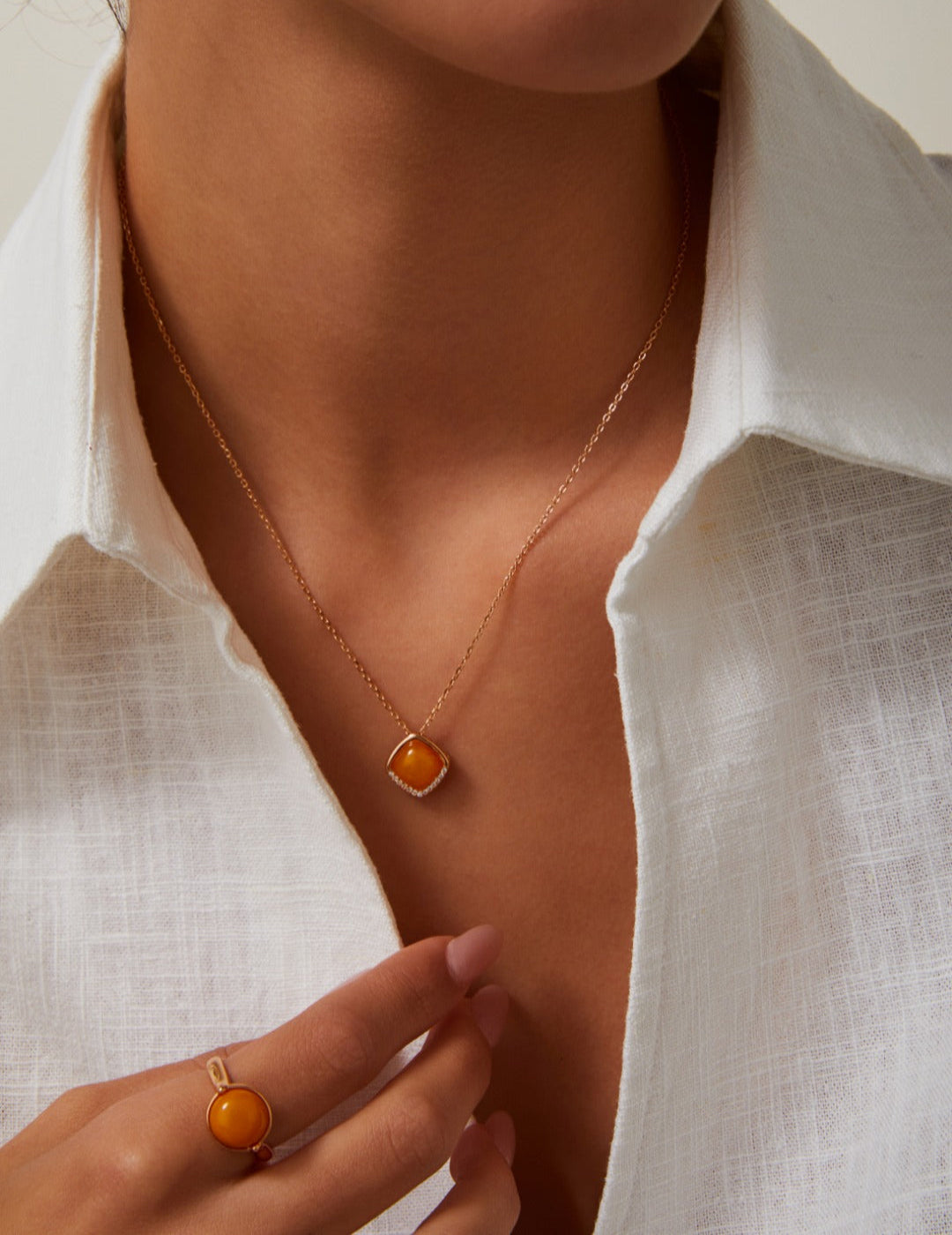 This vintage-inspired S925 silver necklace features rich honey amber complemented by sparkling zircon accents. The combination of gold detailing and vibrant amber creates a warm, timeless design perfect for both casual wear and formal occasions.