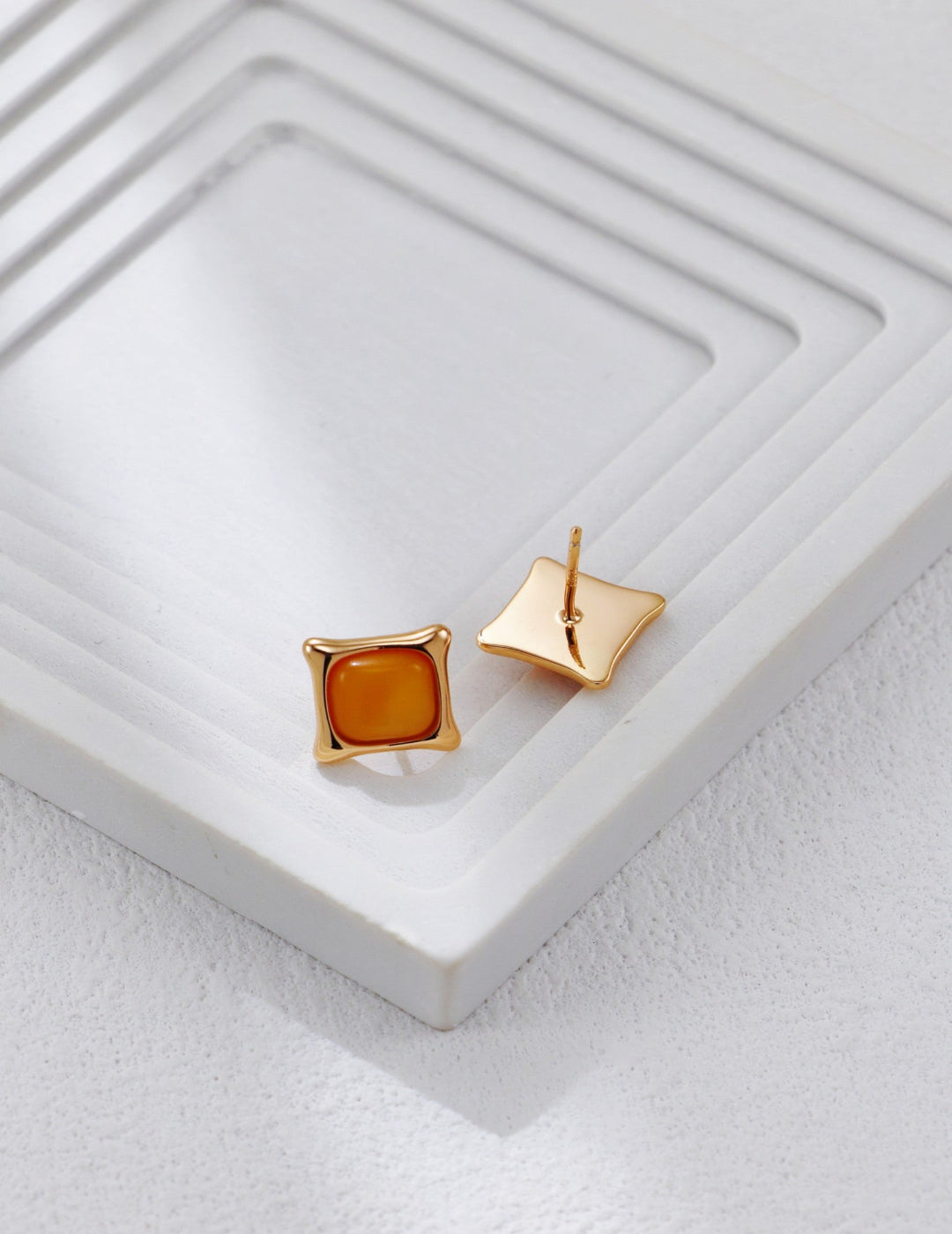 These S925 silver vintage gold stud earrings feature natural honey amber stones with gold accents. The combination of rich amber and vintage gold creates a classic, warm design, perfect for adding elegance to both everyday and formal outfits.