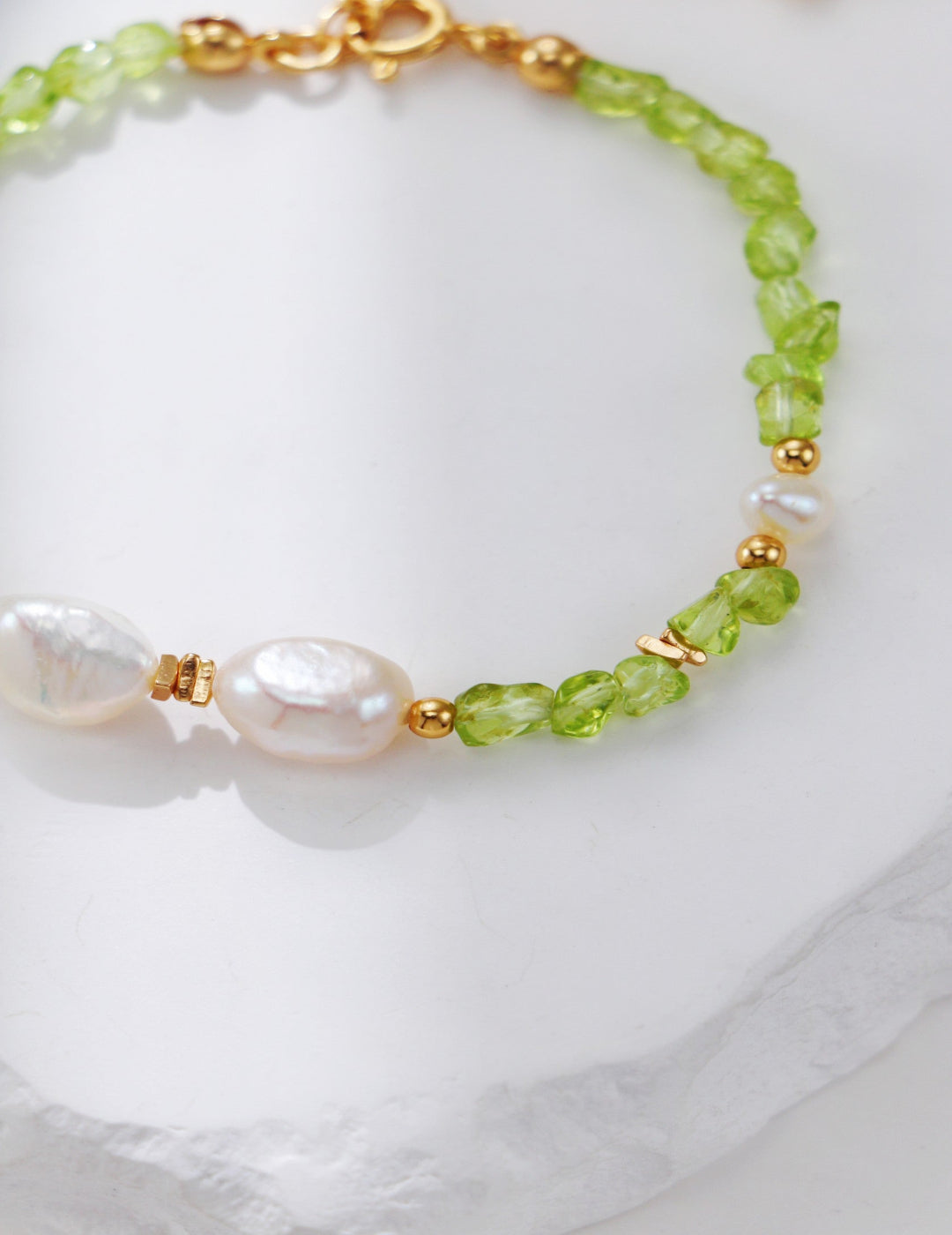 This S925 silver bracelet features vintage gold detailing paired with natural pearls and green peridot gemstones. Its timeless design blends sophistication and warmth, making it an ideal accessory for both daily wear and special occasions. Perfect for those who love vintage-style, handcrafted gemstone jewelry.