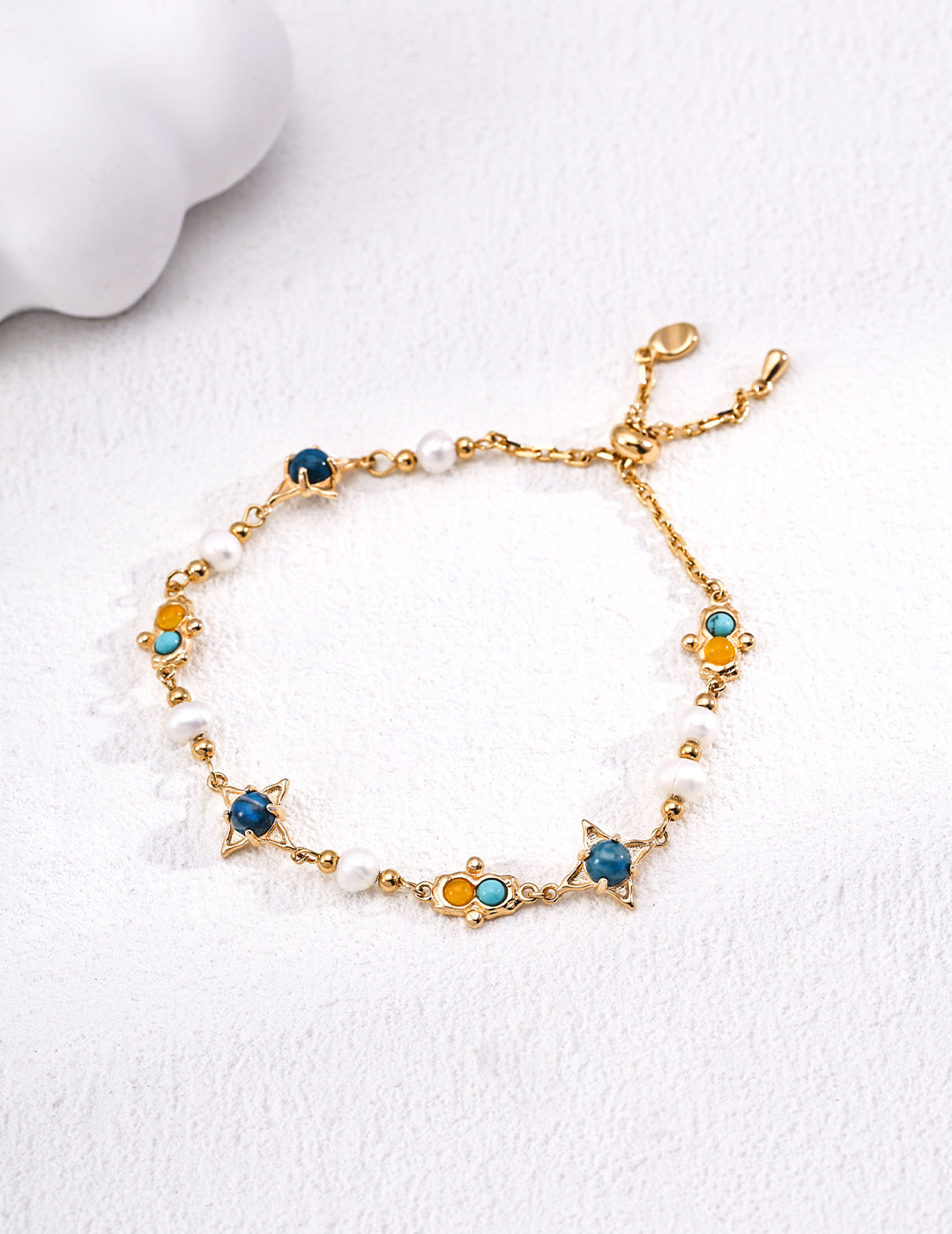 This S925 silver vintage bracelet features a beautiful combination of natural pearls, turquoise, and chalcedony, creating a timeless design with vibrant gemstone accents. The elegant blend of these natural elements offers a unique and sophisticated look, perfect for adding a touch of nature-inspired beauty to both casual and formal outfits. Ideal for those who appreciate high-quality, handcrafted jewelry with vintage charm.