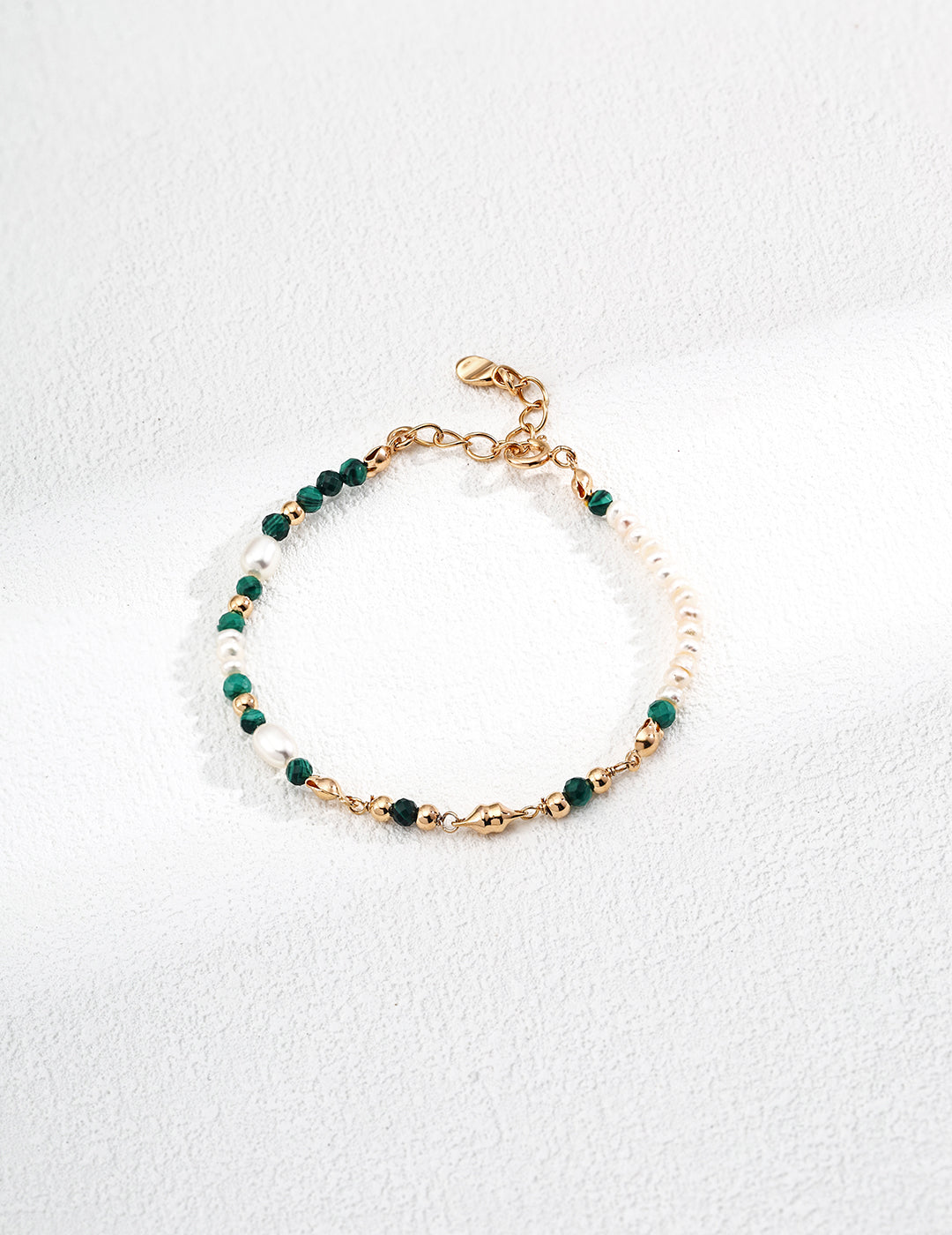 S925 silver vintage bracelet featuring natural freshwater pearls and malachite gemstones, symbolizing emotional balance, inner peace, and protective energy — a handcrafted piece ideal for spiritual jewelry lovers and boho fashion enthusiasts