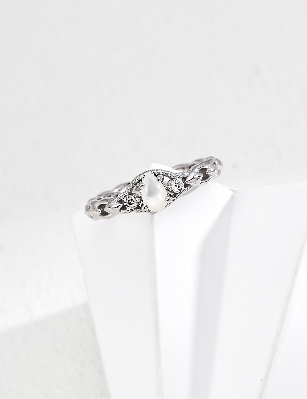 S925 silver vintage zircon, lapis lazuli, and mother of pearl ring, offering a timeless design with natural stones. Perfect for adding a sophisticated vintage touch to any outfit.