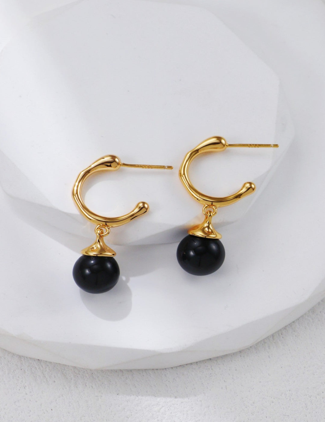 These S925 sterling silver earrings feature polished black onyx gemstones, creating a timeless and refined look. Ideal for both casual and formal occasions, they add a sophisticated touch to any outfit. Perfect for those who appreciate classic gemstone jewelry with lasting style.