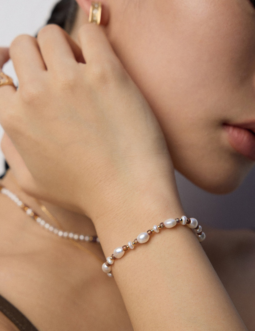 This stylish S925 silver bracelet features a chic combination of natural pearls and shimmering glass beads. Designed for effortless elegance, it adds a soft, feminine accent to both casual and dressy outfits. Perfect for those who appreciate modern jewelry with handcrafted charm.