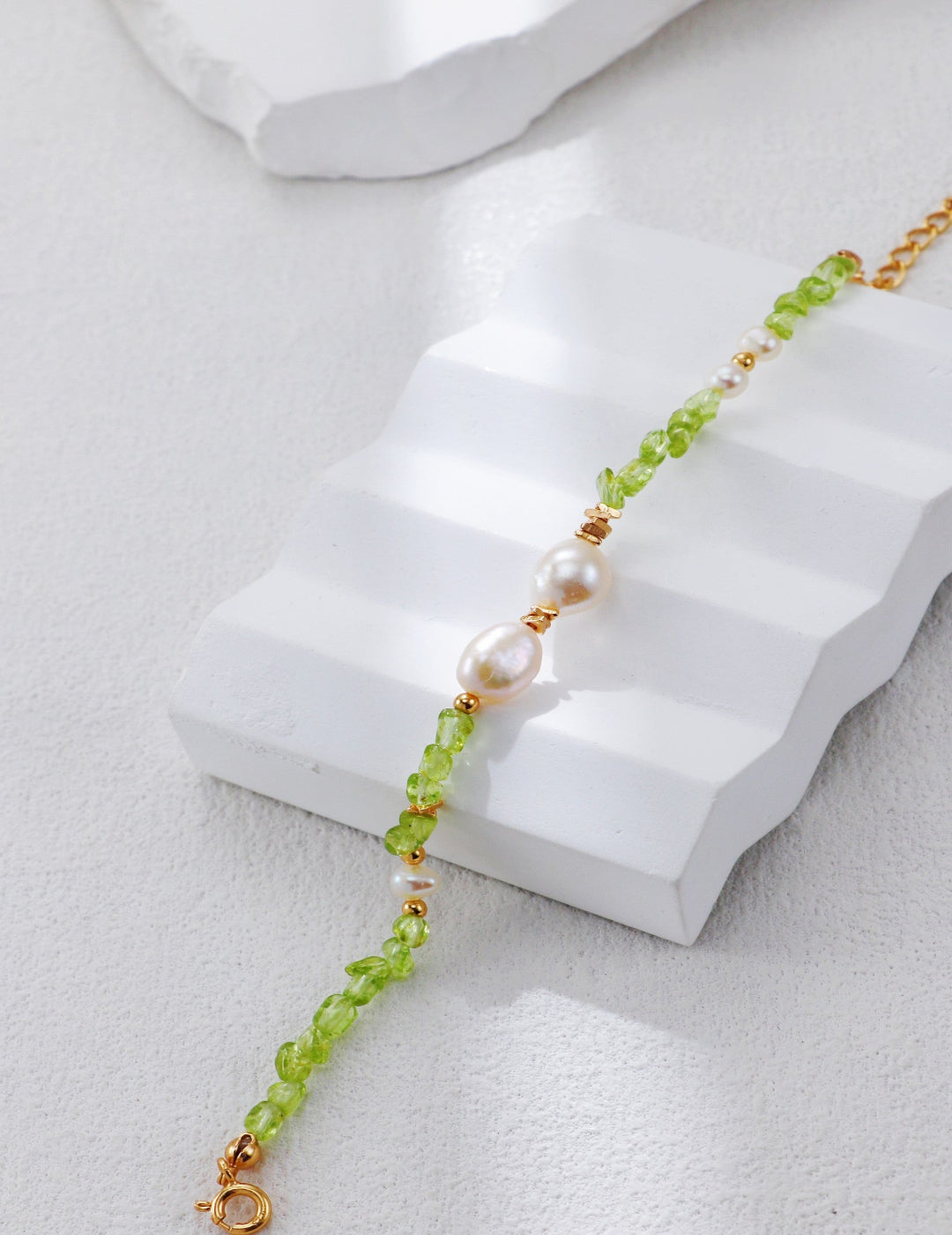 This vintage-inspired S925 silver bracelet features a delicate combination of natural pearls and vibrant green peridot gemstones. Designed with timeless elegance, it’s a perfect accessory for both everyday wear and special occasions. Ideal for those who appreciate classic, handcrafted gemstone jewelry.