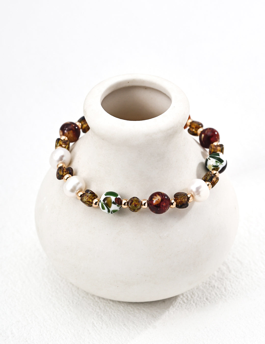 This vintage-style bracelet is crafted from S925 silver and features a harmonious blend of natural pearls and iridescent shell beads. The soft glow of the shell complements the organic luster of the pearls, creating an elegant piece perfect for both daily wear and special occasions.