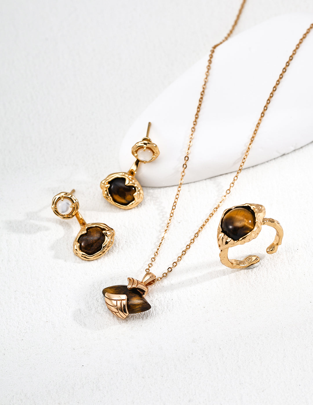 Vintage Tiger Eye Pendant Necklace in S925 Silver - Elegant Tiger Eye Jewelry, Timeless Gemstone Necklace, Retro Silver Pendant, Handmade Silver Accessories
