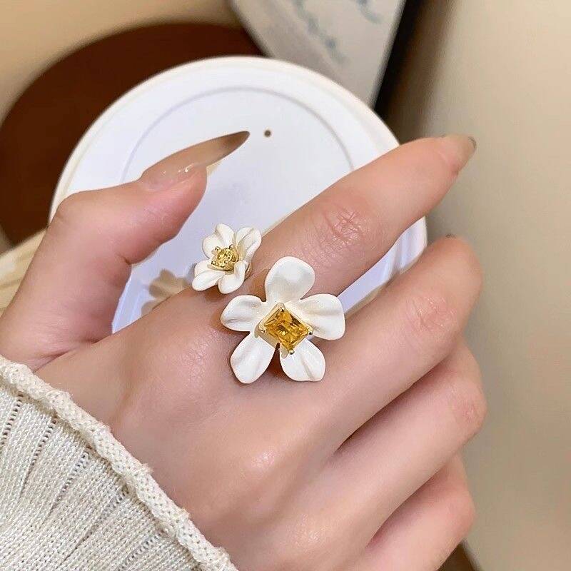 White Petal Zircon Ring
