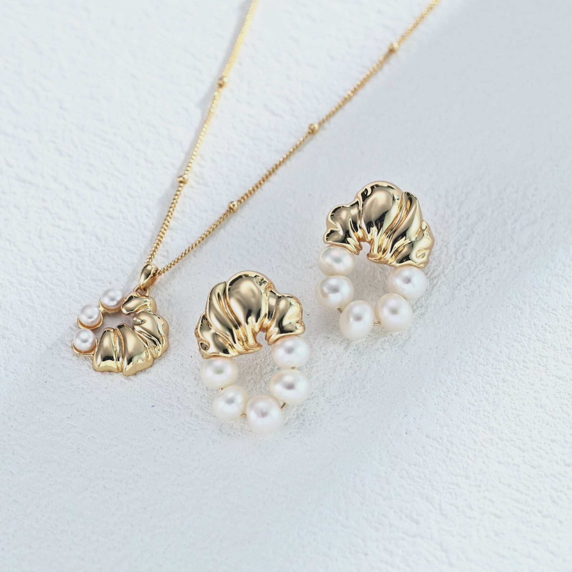 S925 silver classic pearl earrings, designed with natural pearls for a timeless, elegant look. Perfect for those seeking high-quality, handcrafted silver jewelry that adds sophistication to any outfit.