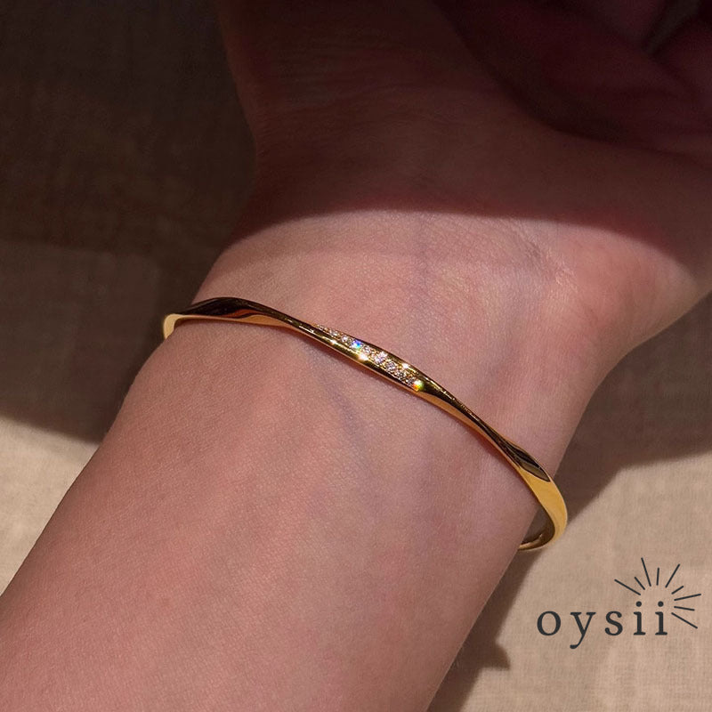 Eternal Glow – Diamond Möbius Bangle