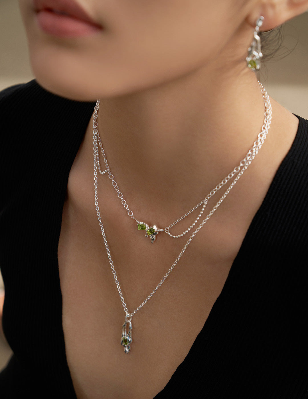 This elegant necklace highlights a genuine peridot gemstone, known for its fresh green hue and natural clarity. Set in a refined, minimalist design, it's perfect for both everyday wear and special occasions, making it an ideal choice for lovers of classic and meaningful jewelry.
