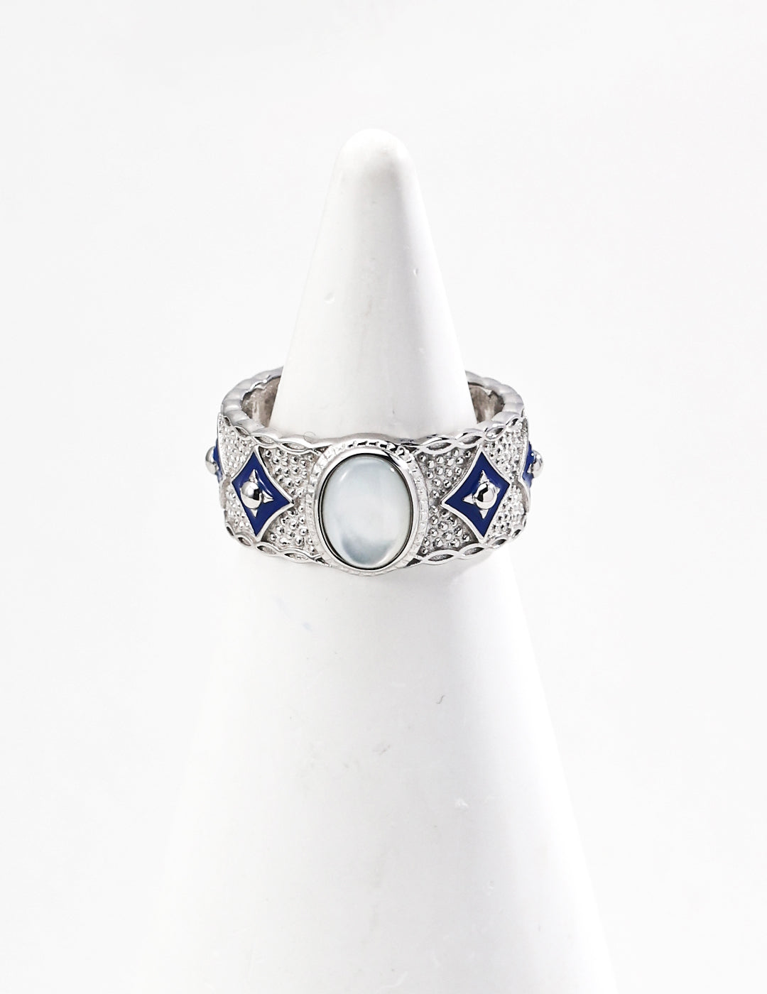 This handcrafted S925 silver ring features a stunning combination of blue enamel, lapis lazuli, and mother of pearl. The rich blue hues of lapis lazuli paired with the iridescent glow of mother of pearl create an elegant and timeless design, perfect for those who appreciate fine craftsmanship and unique gemstone jewelry.