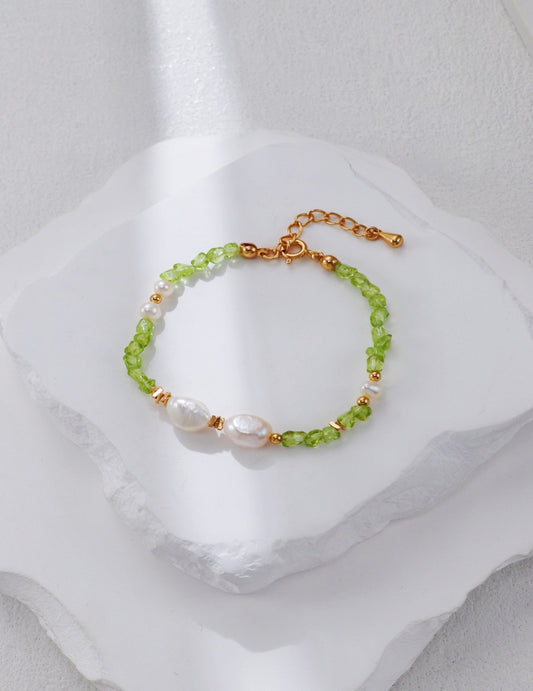 This handcrafted S925 silver bracelet combines lustrous natural pearls with olive green peridot gemstones, creating a refined and nature-inspired design. Perfect for those who appreciate delicate, organic beauty, this bracelet adds a graceful touch to both everyday outfits and special occasions.