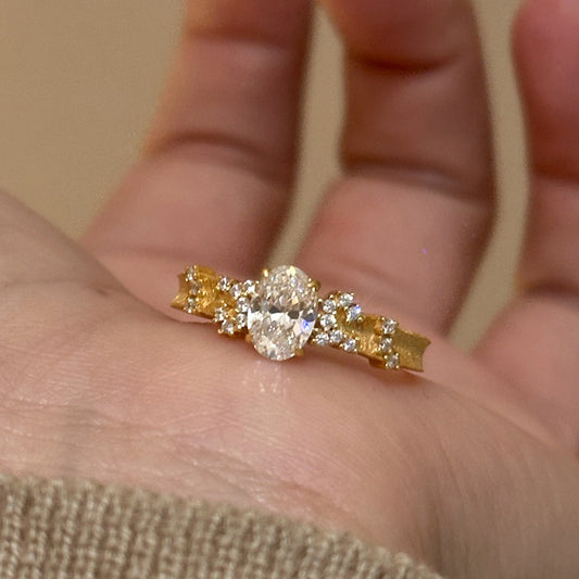 Stellar Whisper — Vintage Pigeon Egg Starry Crystal Ring