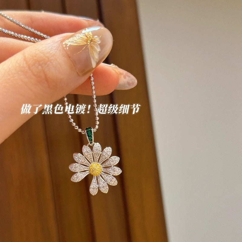 Pavé Daisy Necklace