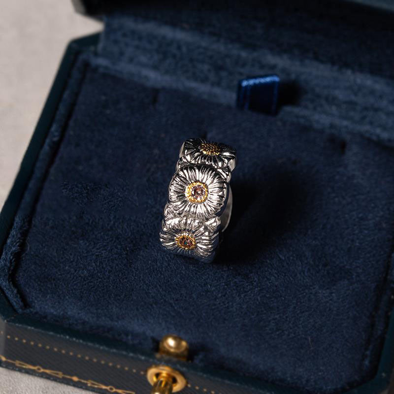 Timeless Petal – Daisy Gardenia Ring