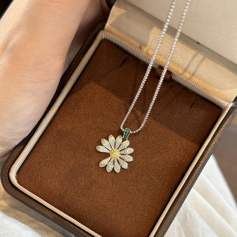 Pavé Daisy Necklace