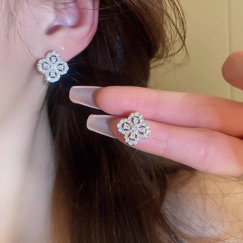 Clover Spark – S925 Silver Pavé Necklace Set