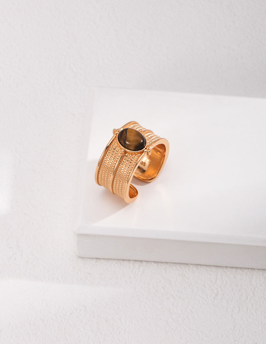 Retro tiger eye stone sterling silver ring, combining earthy elegance with a vintage-inspired design. Perfect for those seeking a unique, nature-inspired accessory.