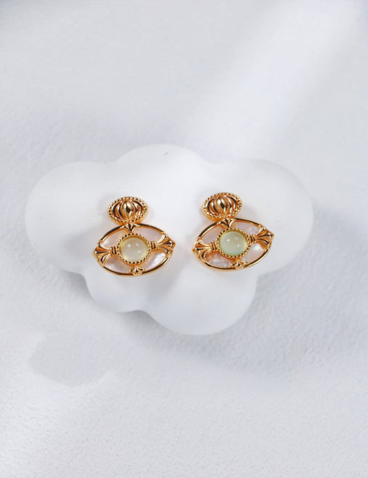 Elevate your style with these S925 silver earrings featuring a beautiful amethyst gemstone and white mother of pearl. Perfect for adding a touch of sophistication to your everyday look or special occasions. These earrings are a perfect blend of classic design and modern luxury, ideal for those who appreciate high-quality, handcrafted jewelry.