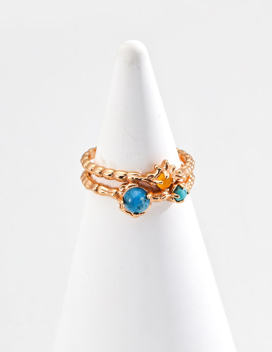 This S925 silver antique ring features a stunning combination of synthetic turquoise, yellow agate, and apatite, offering a vibrant and unique design. The intricate blend of colors creates a piece that stands out, adding elegance and individuality to any outfit. Perfect for those who appreciate handcrafted, one-of-a-kind jewelry, this ring is an ideal choice for both casual and special occasions.