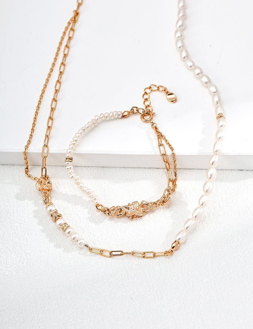 S925 silver classic pearl bracelet, designed with timeless elegance and natural pearls. Perfect for those seeking high-quality, handcrafted silver jewelry that adds grace and sophistication to any look.