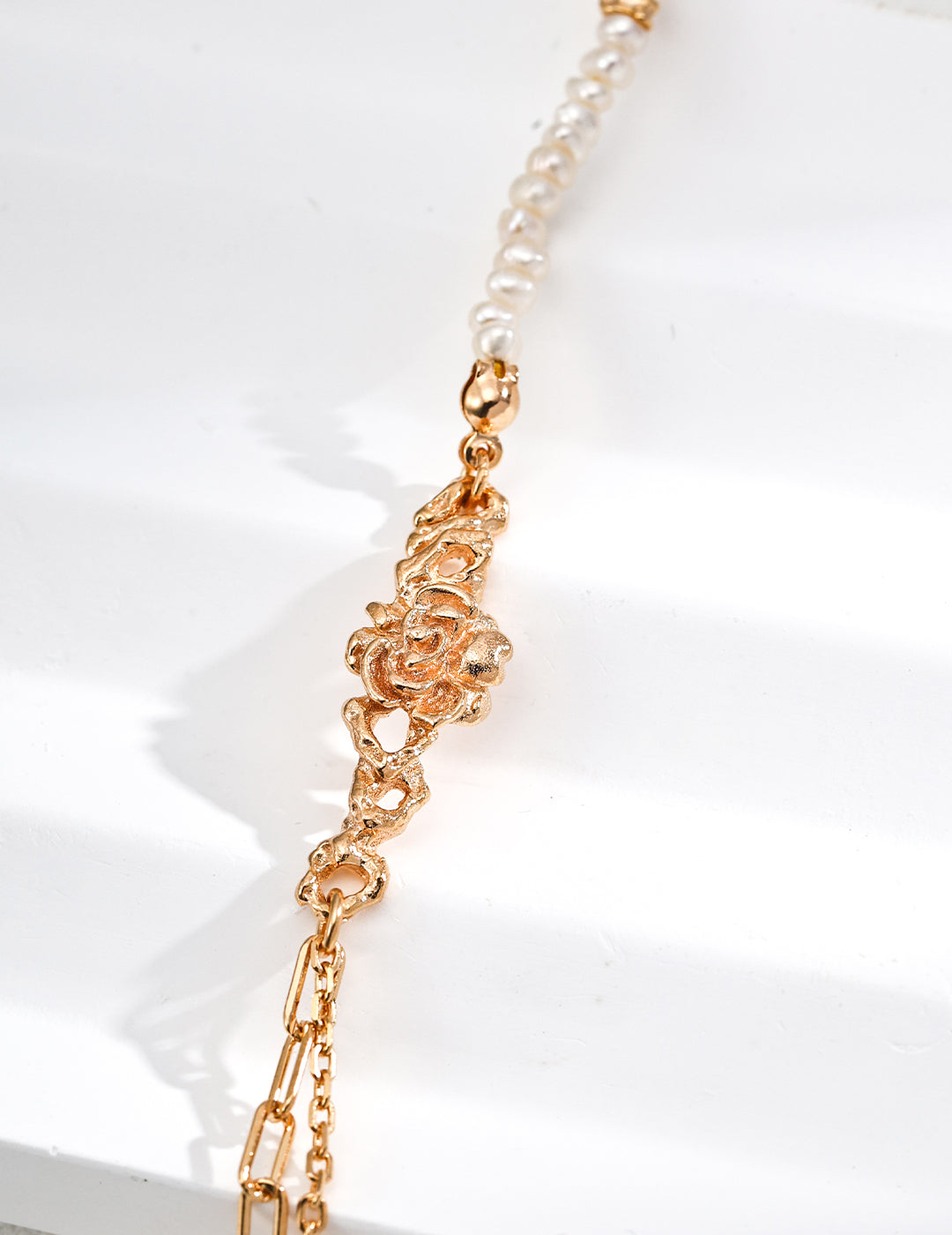 S925 silver elegant pearl bracelet, crafted to add sophistication and timeless beauty with high-quality pearls. Ideal for those seeking refined, handcrafted silver jewelry that complements any outfit.