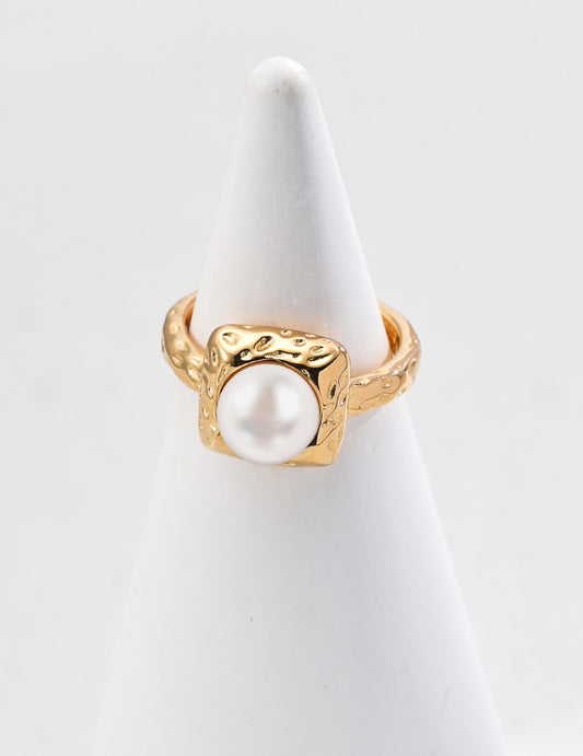 S925 silver elegant pearl ring, designed with a sleek and sophisticated look, perfect for adding timeless beauty to any outfit.