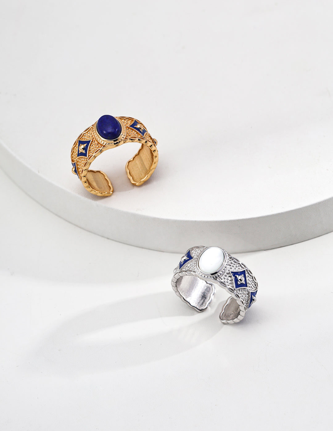 This S925 silver ring features a striking combination of lapis lazuli and mother of pearl, enhanced by blue enamel detailing. The rich blue lapis lazuli contrasts beautifully with the iridescent mother of pearl, creating a sophisticated and timeless design, ideal for both casual and formal occasions.