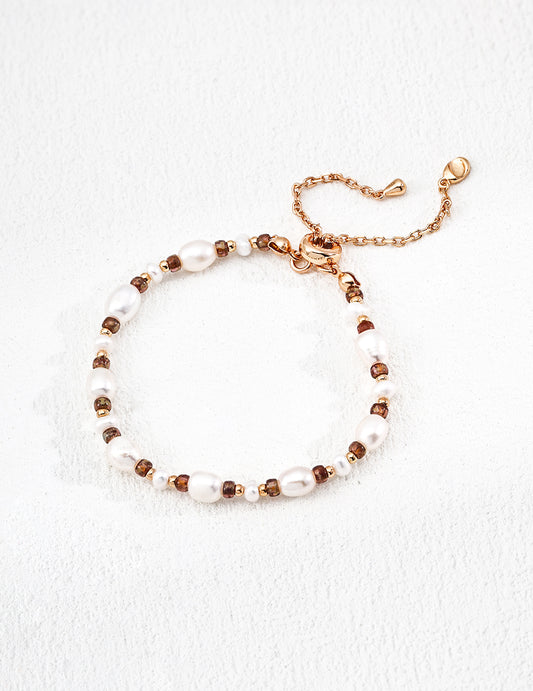 This S925 silver bracelet features natural pearls paired with delicate glass beads, offering a timeless and feminine look. Its handcrafted design brings subtle elegance to both casual and dressy outfits, making it a perfect choice for those who love refined, nature-inspired jewelry.