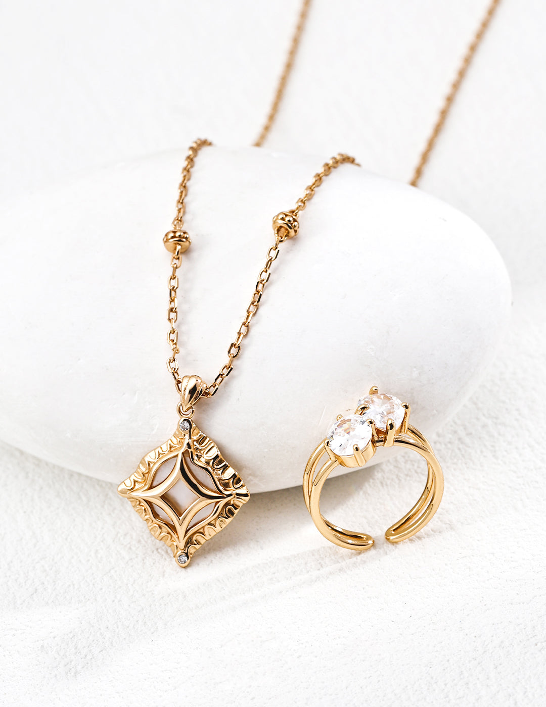 This retro-style S925 silver necklace features a luminous mother of pearl pendant accented with sparkling zircon. Its detailed vintage-inspired design adds a refined, timeless charm—perfect for both special occasions and everyday elegance.
