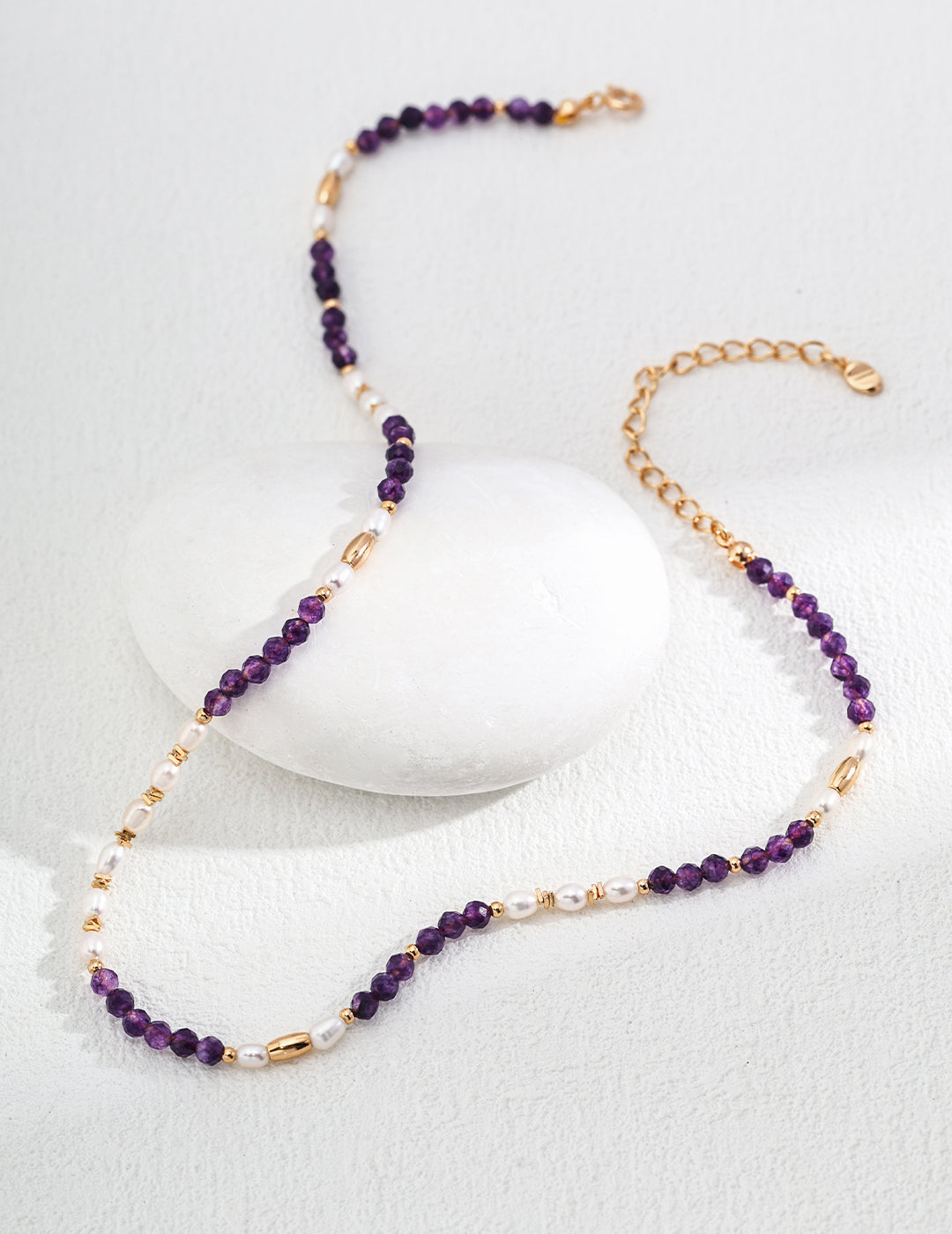 This S925 silver retro necklace features a beautiful combination of freshwater pearls and amethyst, offering a sophisticated and vintage-inspired design. The smooth, lustrous pearls are complemented by the rich purple hue of amethyst, making this necklace an ideal accessory for both formal and casual occasions. Perfect for those who appreciate high-quality, handcrafted jewelry with a timeless, retro charm.