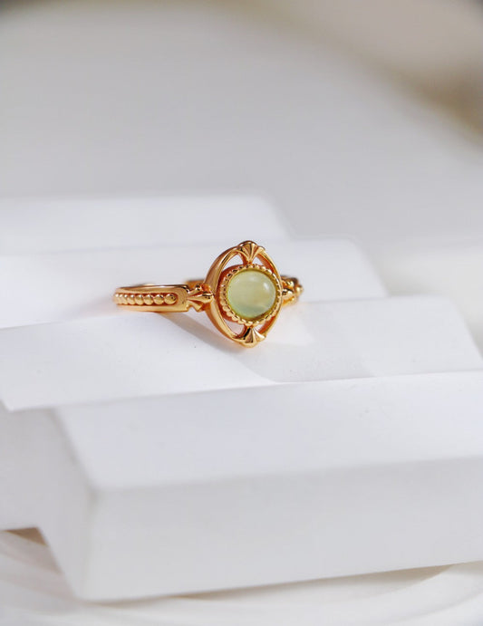 This S925 silver retro gold ring features an exquisite blend of grape agate and other natural gemstones, creating a stunning vintage-inspired design. The retro gold setting beautifully complements the rich colors of the stones, making this ring an elegant addition to any jewelry collection. Perfect for those who appreciate timeless, handcrafted jewelry with a unique, nature-inspired touch.