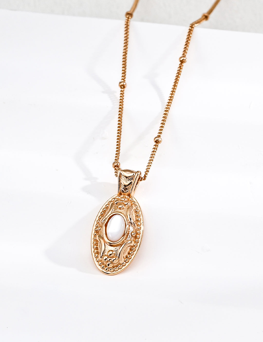 S925 silver retro mother of pearl pendant, offering a vintage design with a natural mother of pearl stone. Ideal for those looking for elegant, handcrafted silver jewelry with a timeless retro appeal.