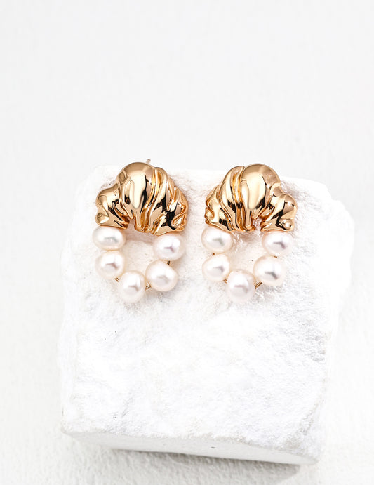 S925 silver retro pearl earrings, offering a vintage-inspired design with natural pearls. Ideal for those seeking elegant, handcrafted silver jewelry that adds timeless sophistication to any look.