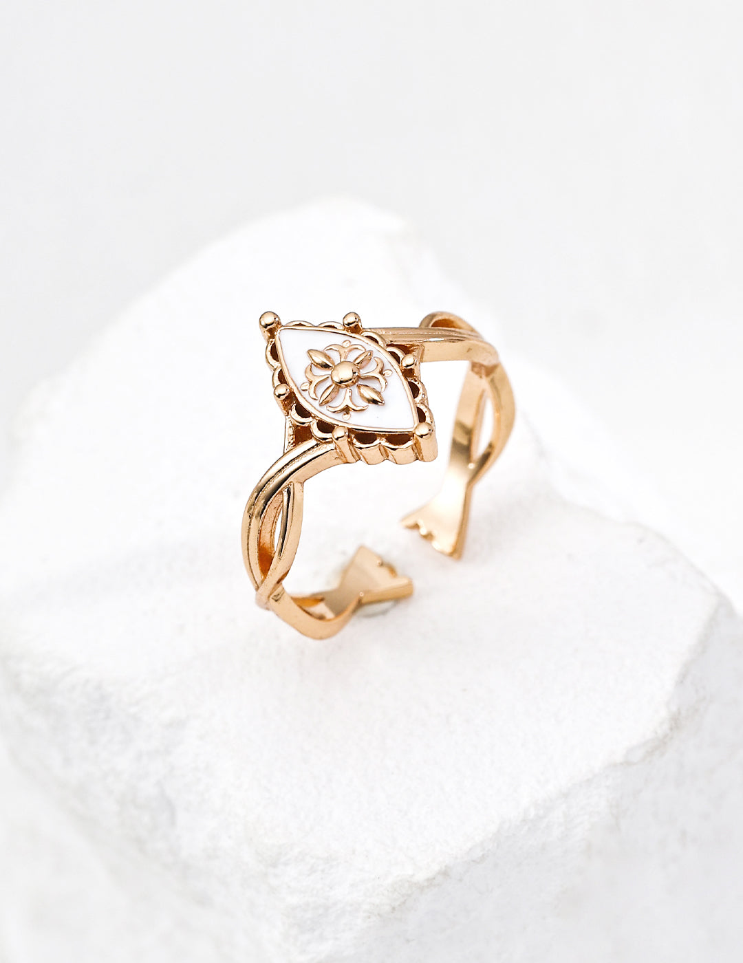 S925 Silver Retro White Enamel Ring - Vintage-Inspired Silver Ring with Retro White Enamel for a Timeless and Classic Jewelry Look