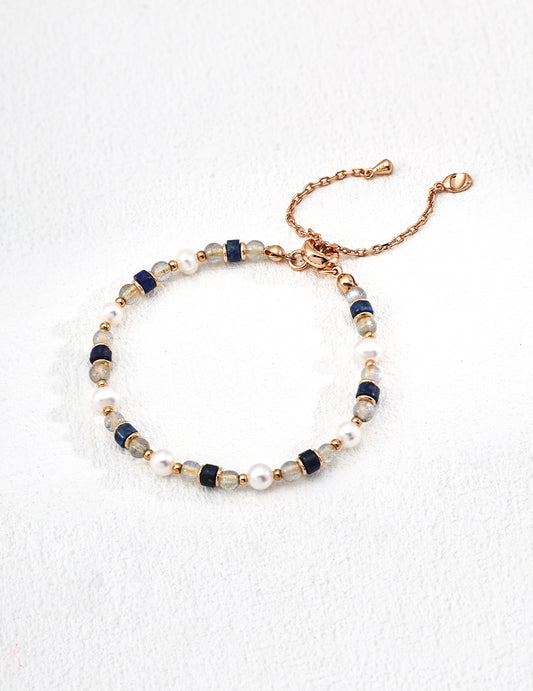 This simple S925 silver bracelet features a beautiful combination of natural pearls, lapis lazuli, and moonstone. The harmonious blend of gemstones creates a sophisticated, minimalist design perfect for everyday wear or adding a refined touch to special occasions.