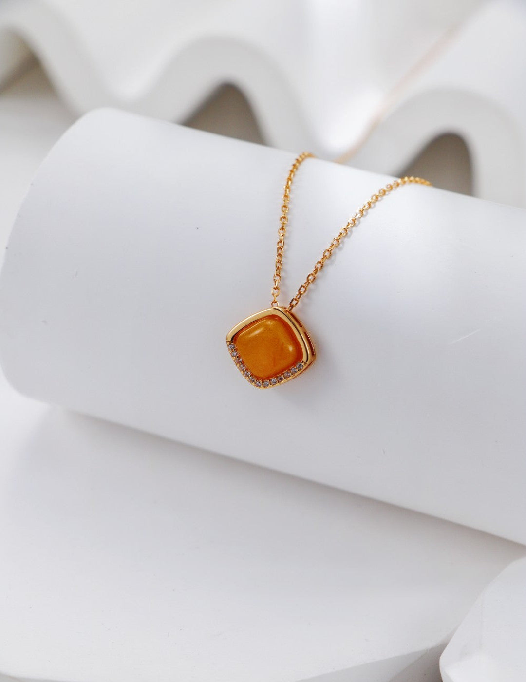 This S925 silver necklace features vintage gold detailing, rich honey amber, and sparkling zircon accents. The warm amber and bright zircon combine for a sophisticated, timeless design, making it perfect for both casual wear and formal occasions.