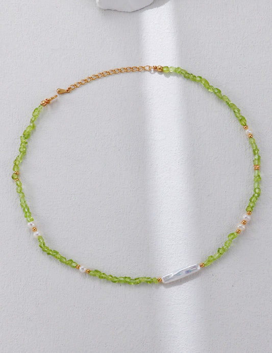 This vintage-inspired necklace features a graceful combination of luminous pearls and olive-green peridot gemstones, set in S925 silver with vintage gold detailing. Its timeless elegance and soft color palette make it a perfect accessory for both everyday refinement and formal occasions.