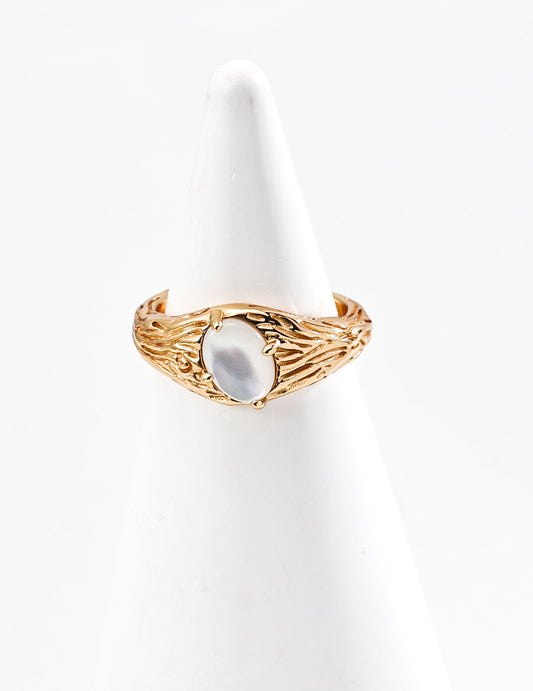 This S925 silver vintage ring features a lustrous mother of pearl centerpiece, creating a classic and elegant design. The soft, iridescent glow of the mother of pearl adds a touch of sophistication, making it the perfect accessory for both everyday wear and special occasions.
